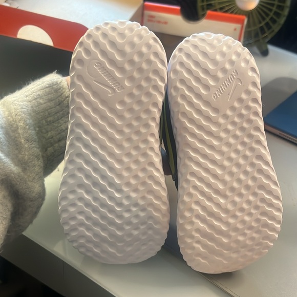 Nike, kids sneaker, NWT, size 9c - Picture 4 of 6